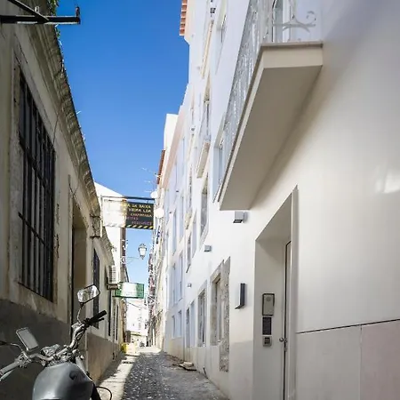 Serviced - Mouraria Apartman *